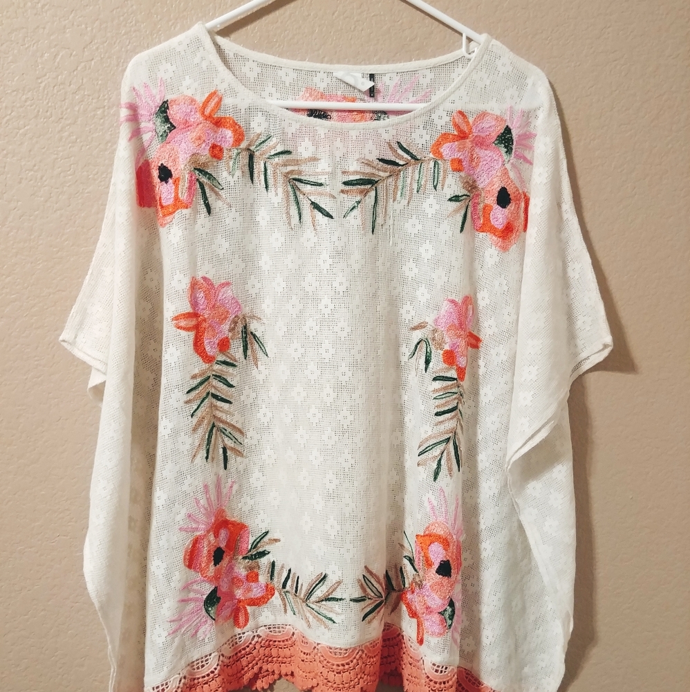 Akemi + Kim Augustine Floral Stitched Poncho M - Picture 3 of 7